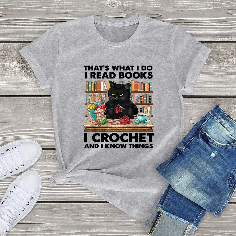 Cat Crocheting T-shirt: 'That's what I do. I read books, I crochet, and I know things' text